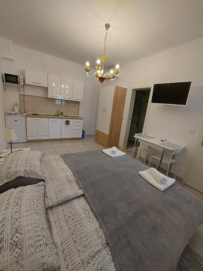 Studio Apartments Ana & Mia ヴィス エクステリア 写真