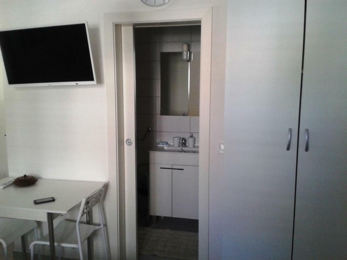 Studio Apartments Ana & Mia ヴィス エクステリア 写真